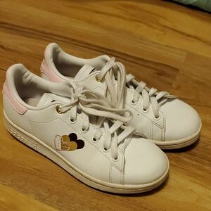 White and Pink Women's Low-Top Sneakers with Heart Accent Size 5 Women Kids Girl